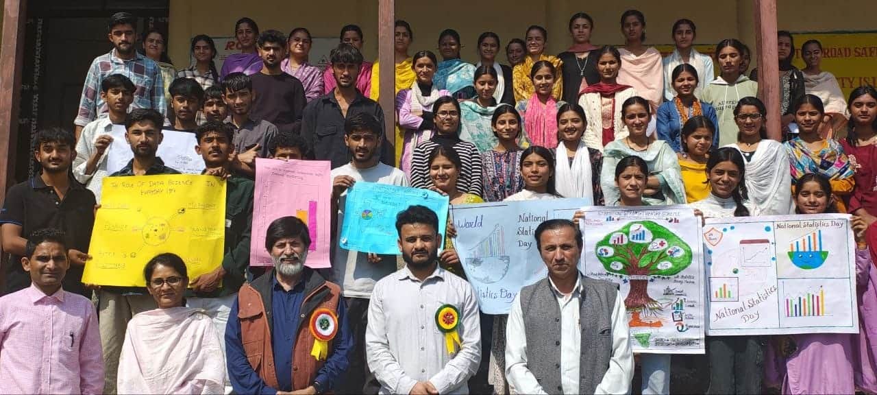 डिग्री कालेज ददाहू में आयोजित राष्ट्रीय संगोष्ठी  में भाग लेने वाले वक्ता व विद्यार्थी। संवाद