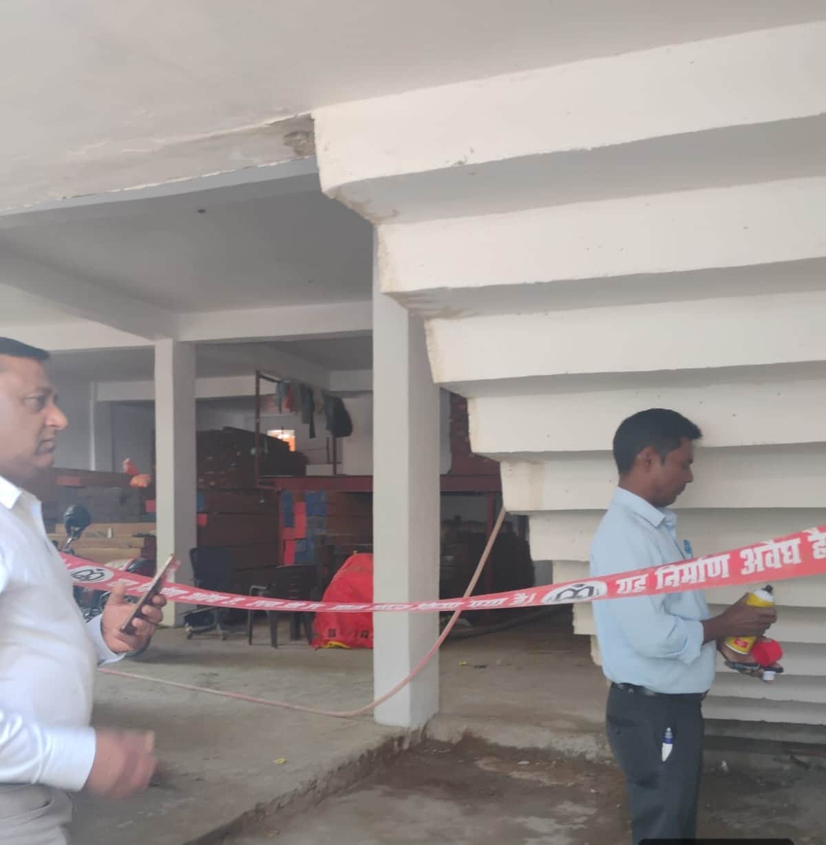 डालीगंज में बिल्डिंग सील करती टीम।