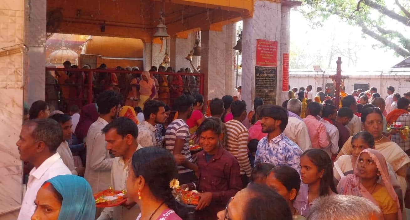 फोटो-02नैमिषारण्य में मां ललिता देवी के दर्शन के लिए कतार में खड़े श्रद्धालु। संवाद