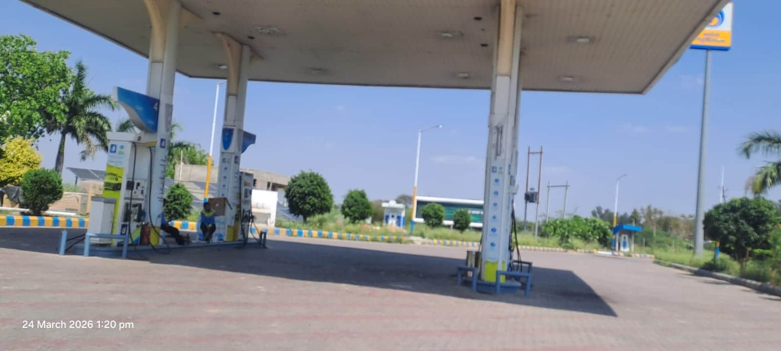 फोटो - 05 भारत पेट्रोल पंप पर पसरा सन्नाटा। संवाद