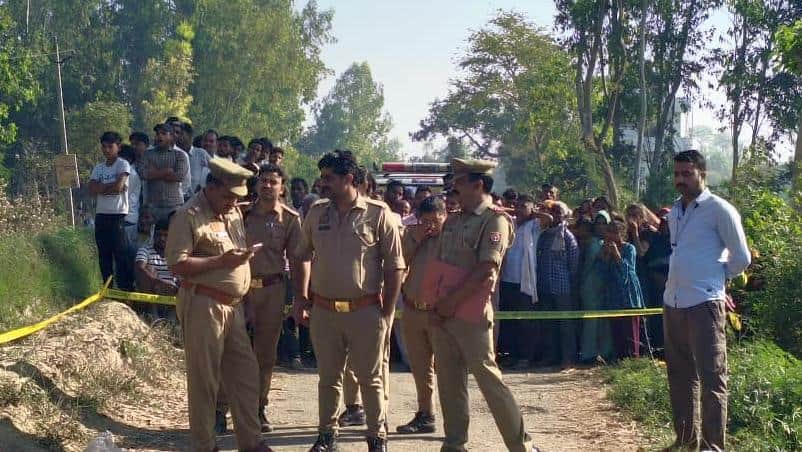 फोटो-05संदना इलाके में हत्या के बाद जांच करती पुलिस। संवाद