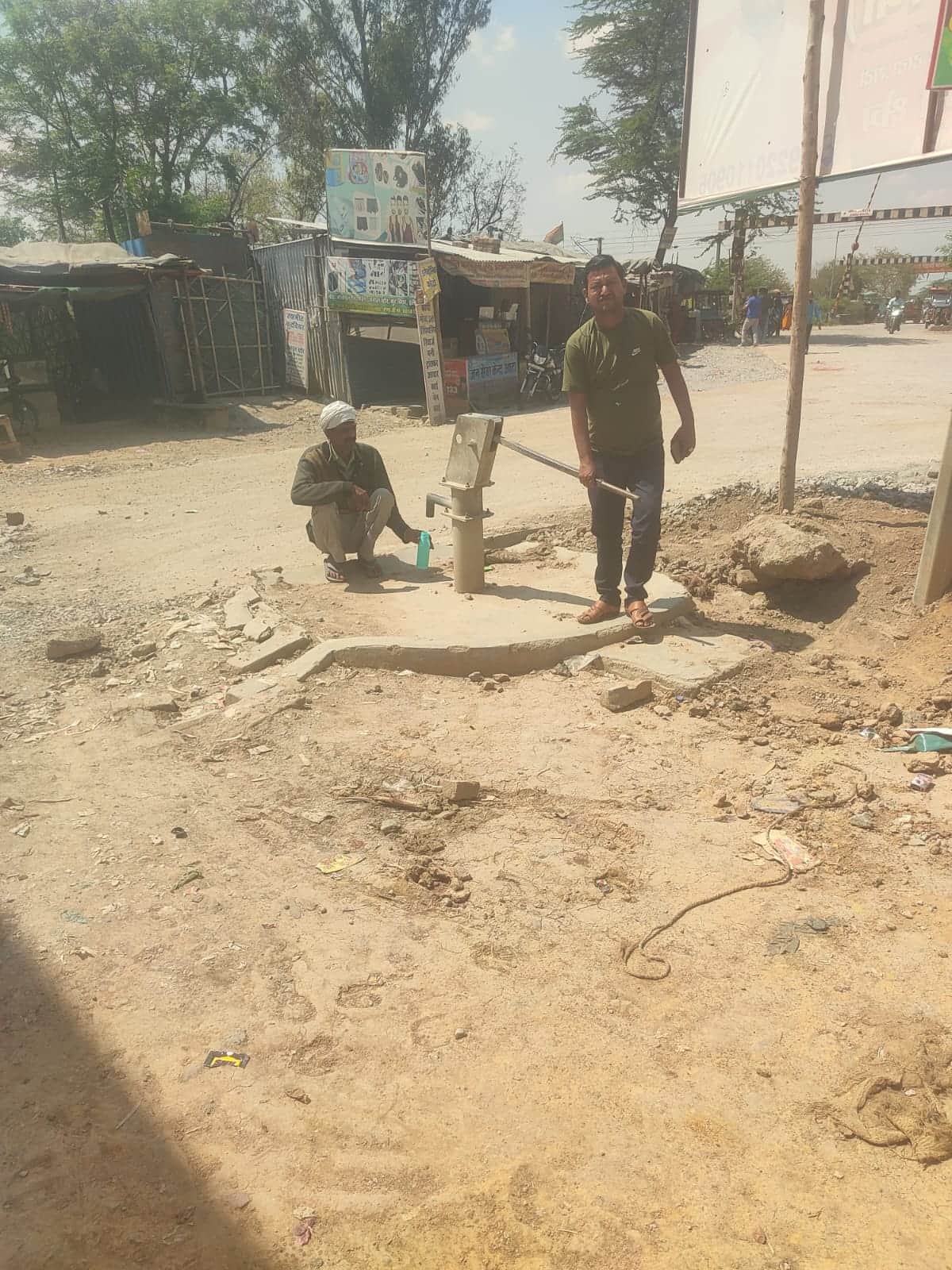 फोटो - 08 तिराहे पर खराब हैडपंप दिखाता व्यक्ति। संवाद