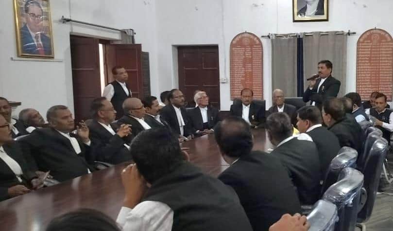 फोटो-10बार एसोसिएशन सभागार में बैठक के दौरान मौजूद अधिवक्ता। संवाद