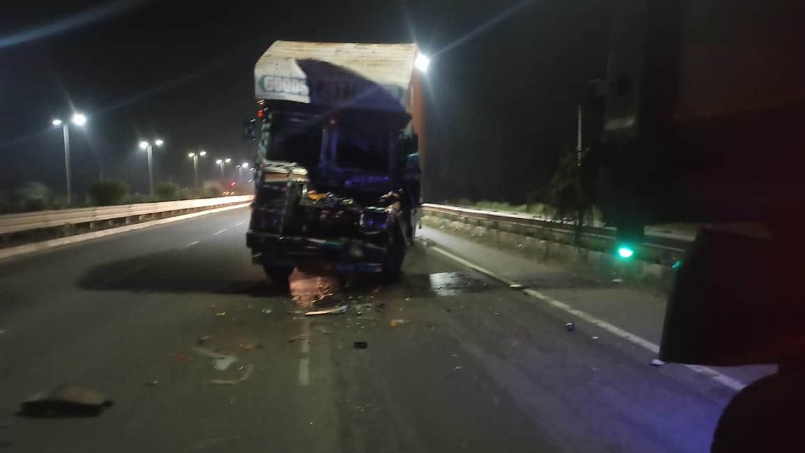 फोटो-11-कानपुर-इटावा हाईवे पर खड़ा कंटेनर। संवाद