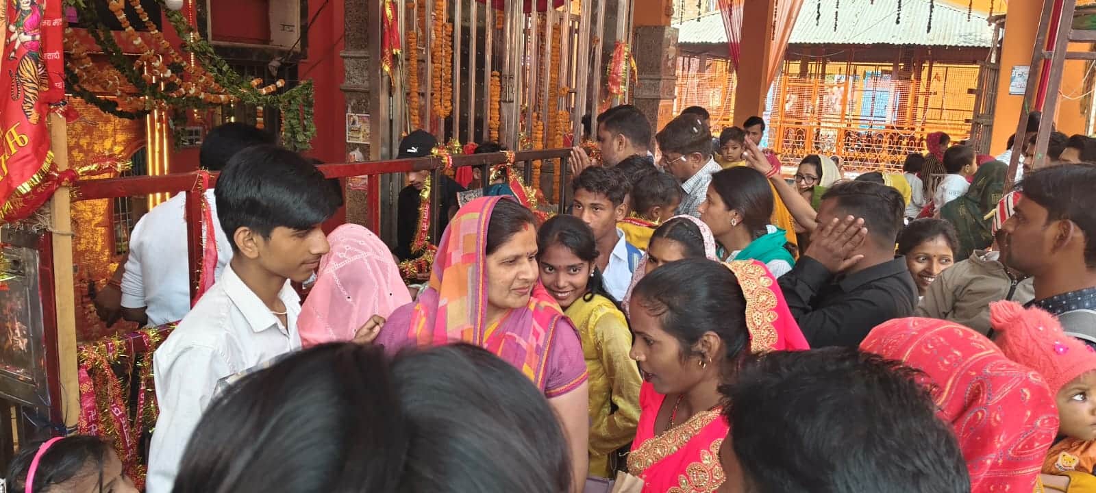 फोटो 12 शीतला देवी मंदिर में दर्शन के लिए लाइन में लगे श्रद्धालु। संवाद