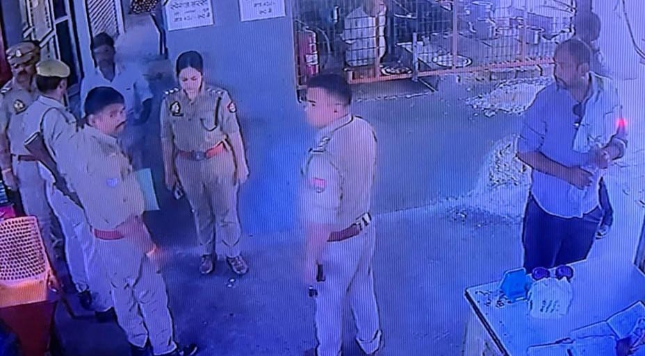 The police officer accused of taking bribe from the headman was arrested from Mainpuri.
