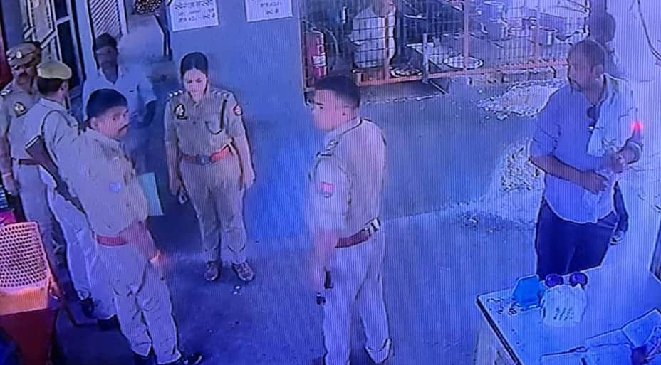 फोटो-13 हाईवे पर मोहम्मदाबाद प्रधान के पति के ढावा पर बयान लेने पहुंची सीओ सिटी व अन्य अधिकारी।