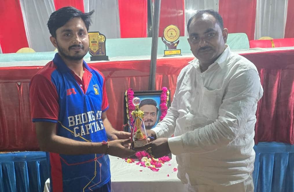 फोटो 13 मोहित को मैन ऑफ द मैच का पुरस्कार प्रदान करते ब्लॉक प्रमुख कश्मीर सिंह लोधी। स्रोत आयोज