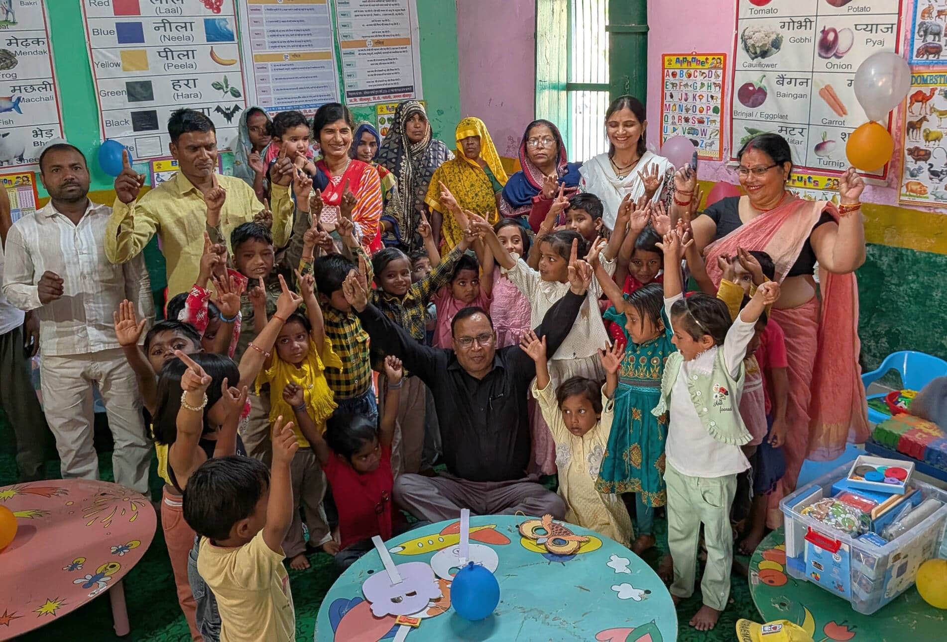 फोटो-14महोली के प्राथमिक विद्यालय सील्हापुर की बाल वाटिका में  अभिभावकों व शिक्षक के साथ म