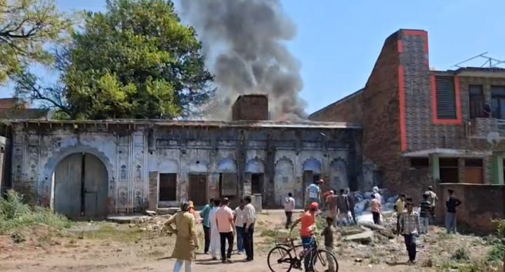 Fire breaks out in a grain warehouse, goods worth lakhs turn to ashes