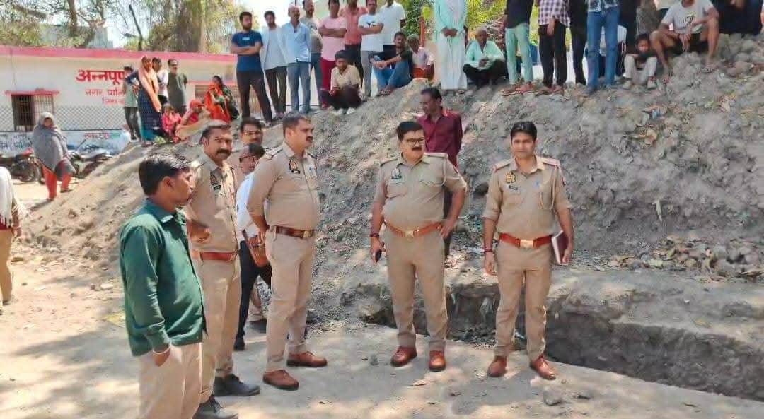 फोटो- 15 घटना स्थल पर जांच करती कोतवाली नगर पुलिस। संवाद