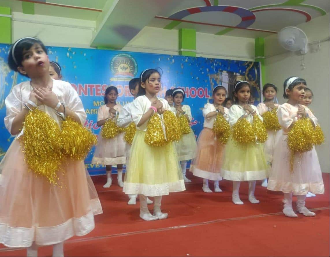 फोटो-16-सांस्कृतिक प्रस्तुत करतीं छात्राएं। संवाद