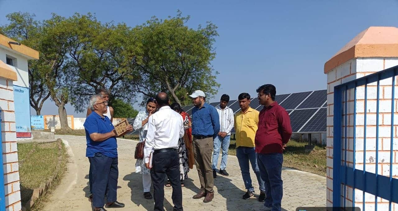 फोटो - 17 अदरी गांव में ग्रामीणों से जानकारी लेते आईआईटी टीम के सदस्य। संवाद