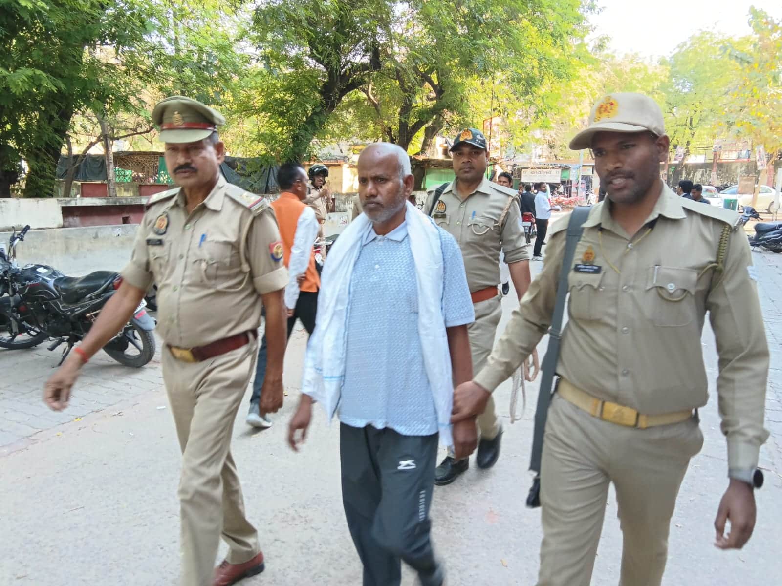 फोटो- 19 पेशी में न्यायालय जाता दोषी जेई रामभवन। संवाद