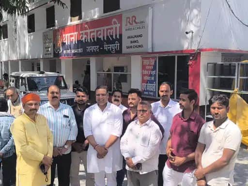 फोटो 2 कोतवाली में शिकायत करने पहुंचे करणी सेना के पदाधिकारी।