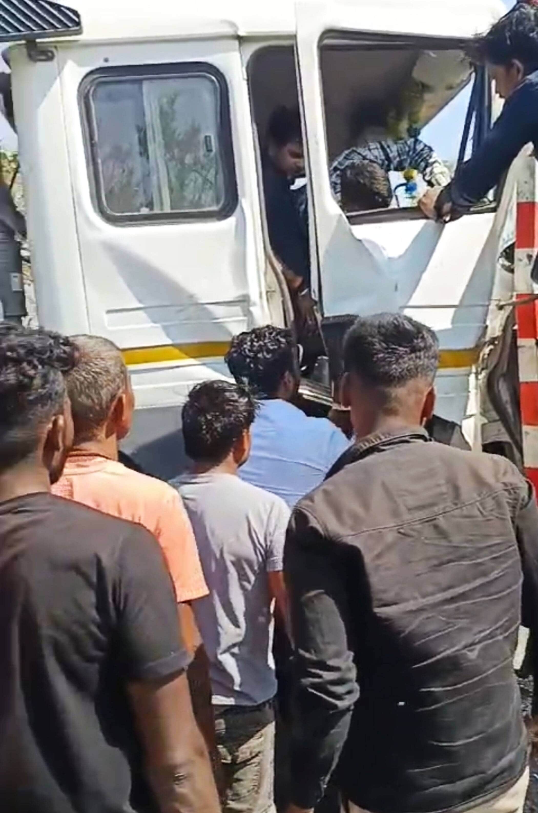 फोटो 20- यमुना पुल पर डंपरों की भिड़ंत के बाद फसे ड्राइबर को निकालते लोग। वीडियो ग्रैब