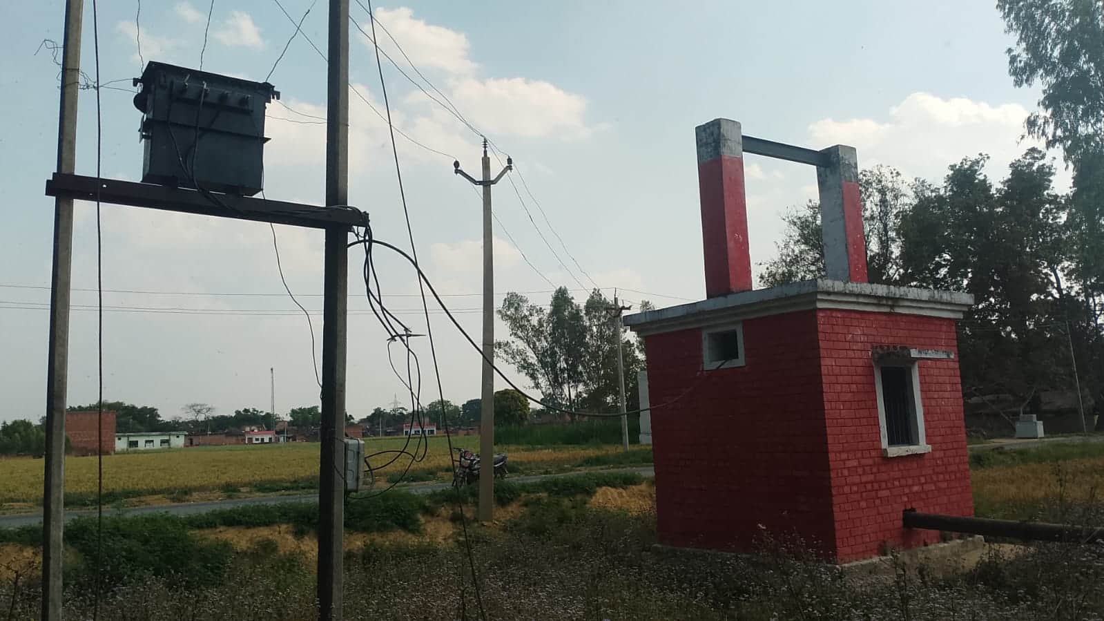 फोटो-21 कंपिल क्षेत्र के गांव कटिया में बंद पड़ा राजकीय नलकूप। संवाद