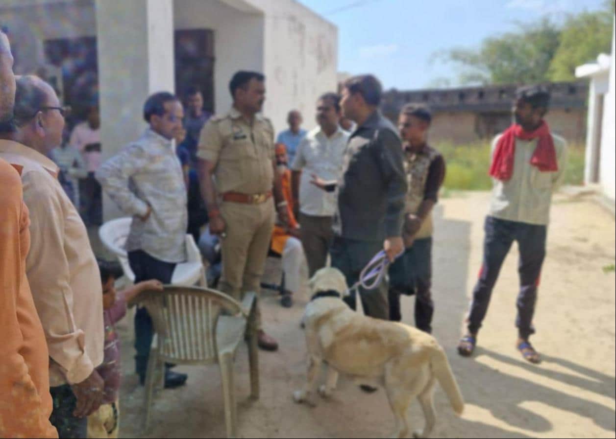 फोटो-24- बेहटाभवानी गांव में लाखों की चोरी की घटना के बाद जांच करती डॉग स्क्वायड टीम। संवाद