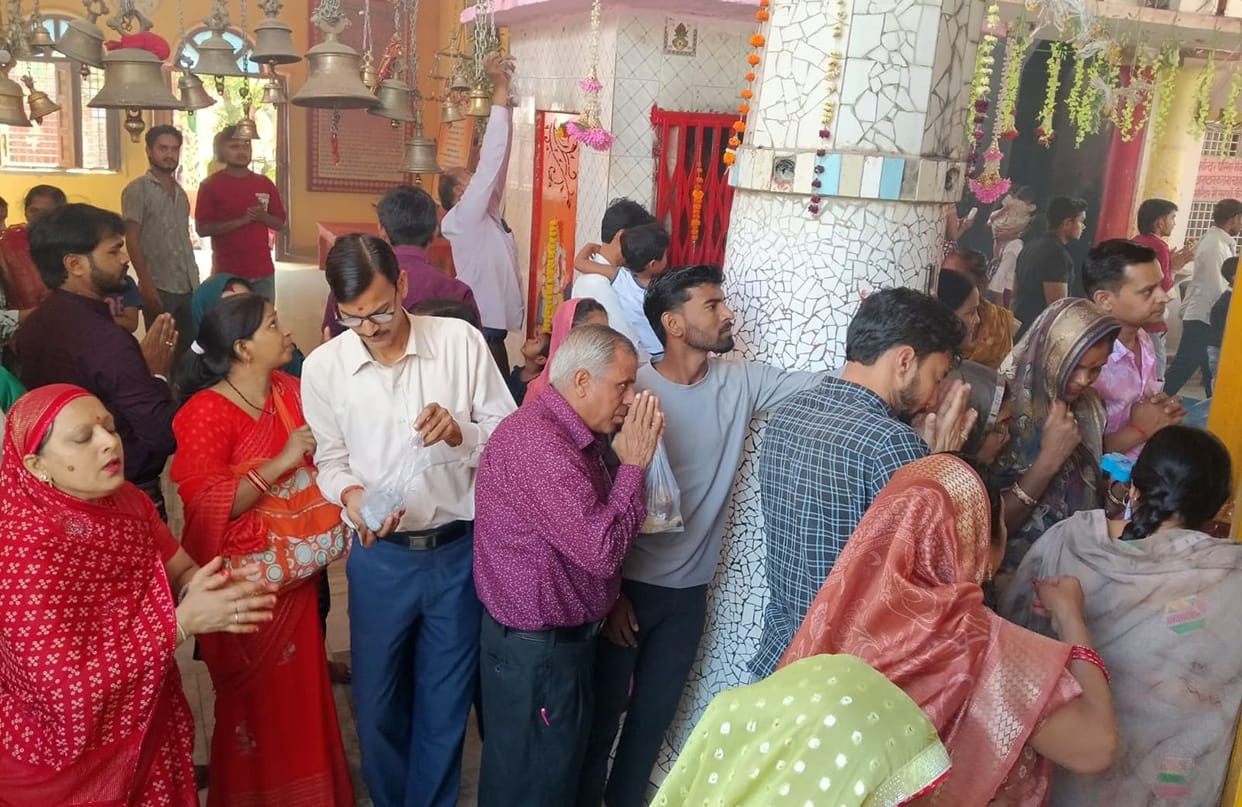 Devotees gathered to worship Maa Katyayani and bowed their heads.