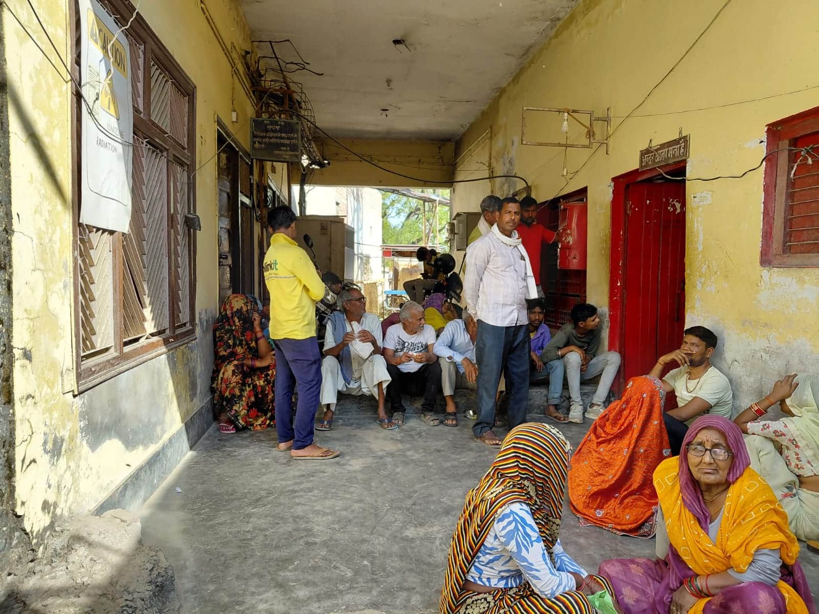 फोटो 24 पोस्ट आफिस में भुगतान के इंतजार में बैठे खाताधारक। संवाद