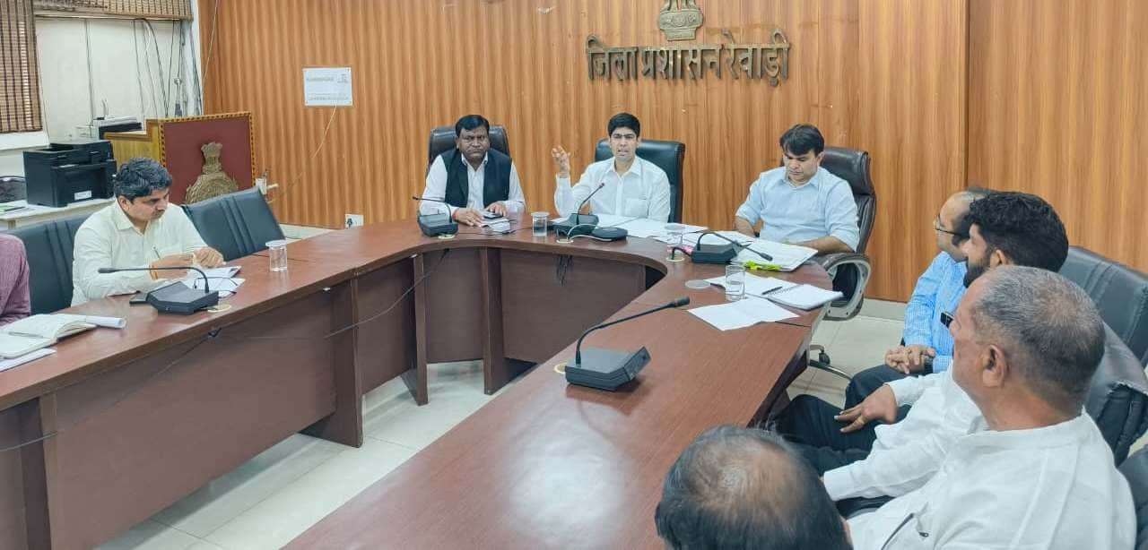 फोटो: 28रेवाड़ी। एम्स के निर्माण कार्य व व्यवस्थाओं को लेकर समीक्षा बैठक करते हुए डीसी अभिषेक