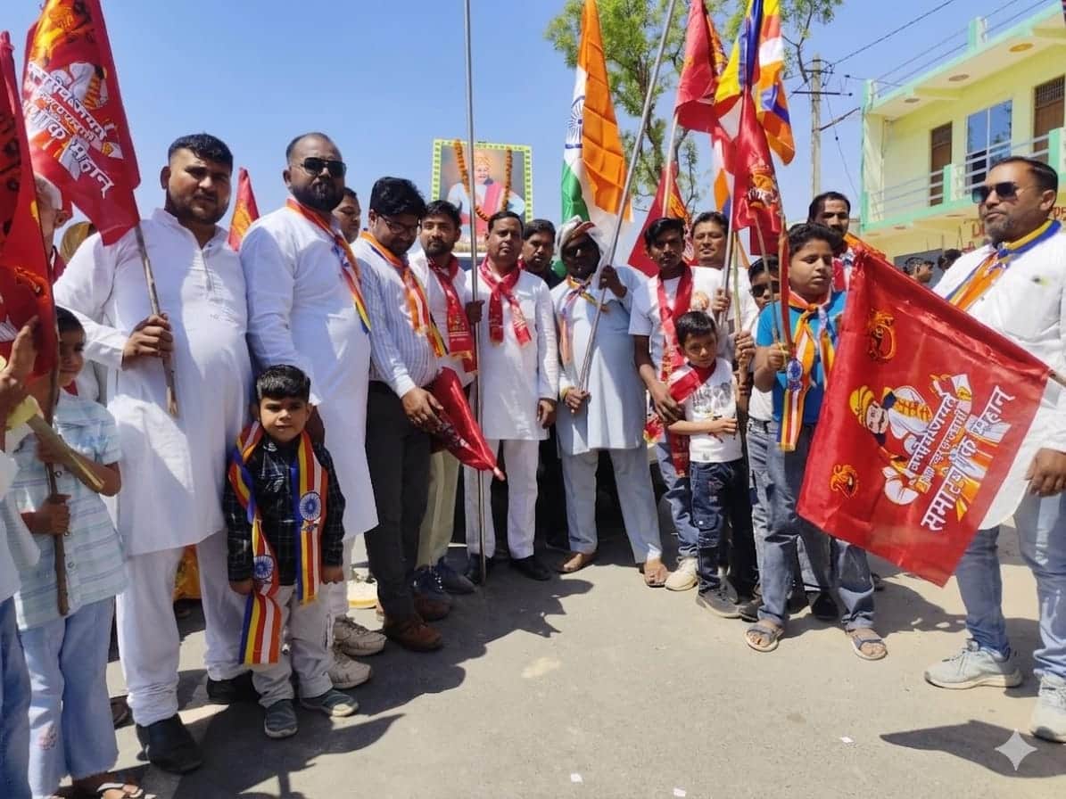 फोटो 29 नवीगंज में सम्राट अशोक की शोभायात्रा निकालते लोग। संवाद