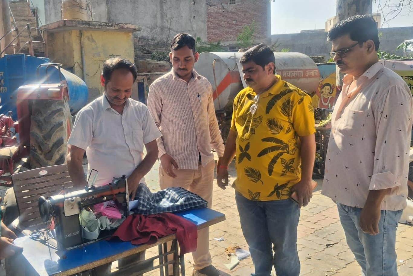 फोटो- 31-बैग ठीक करता टेलर। स्रोत: नगर पंचायत कर्मी