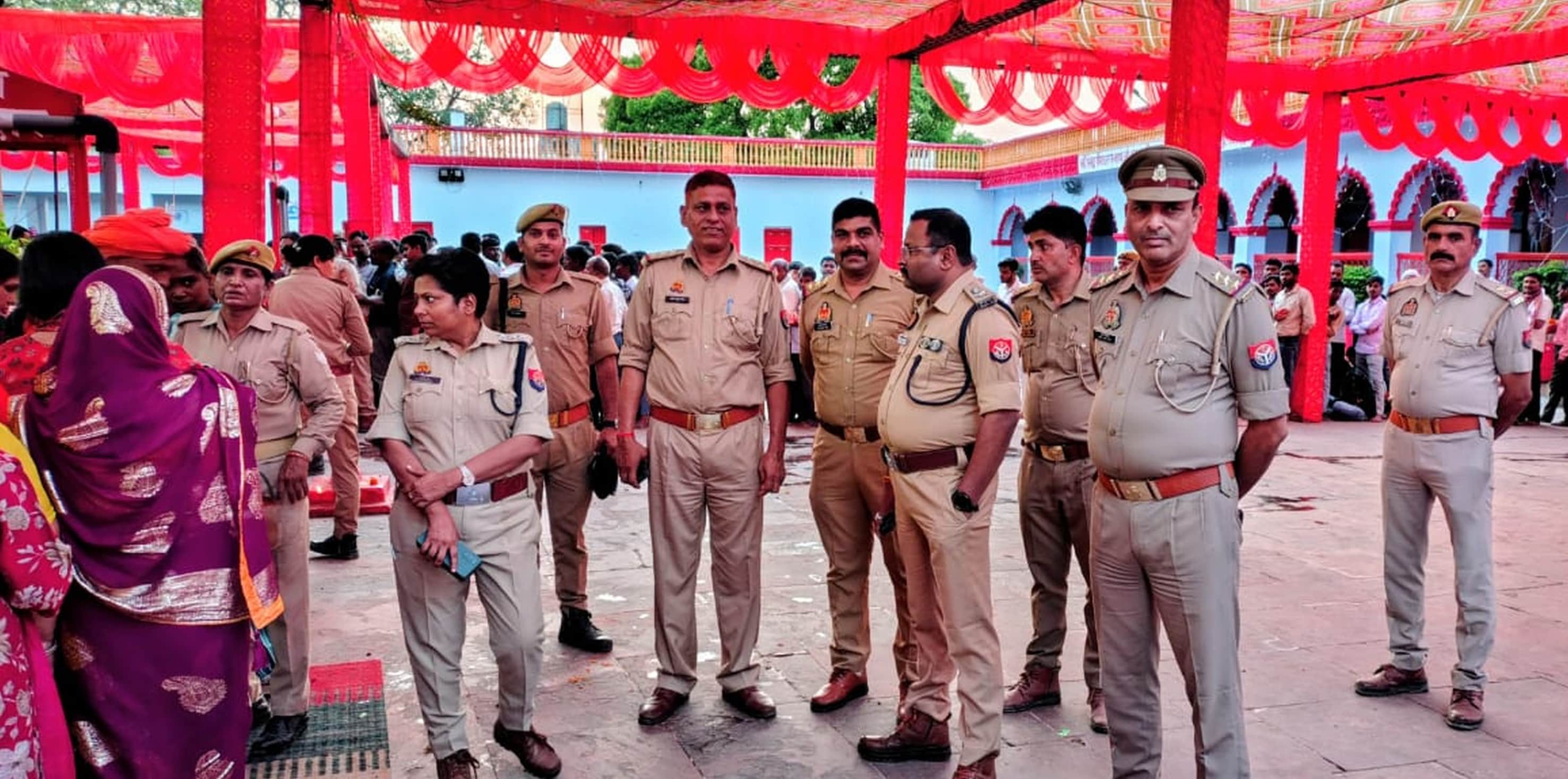 फोटो-34-बलरामपुर के शक्तिपीठ देवीपाटन मंदिर में सुरक्षा व्यवस्था की जानकारी लेते एएसपी व अन्य 