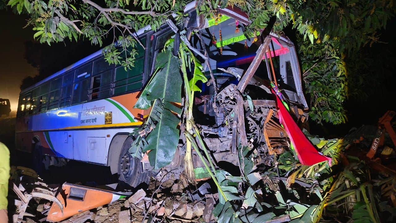 फोटो 5 मकान में घुसी रोडवेज बस। संवाद