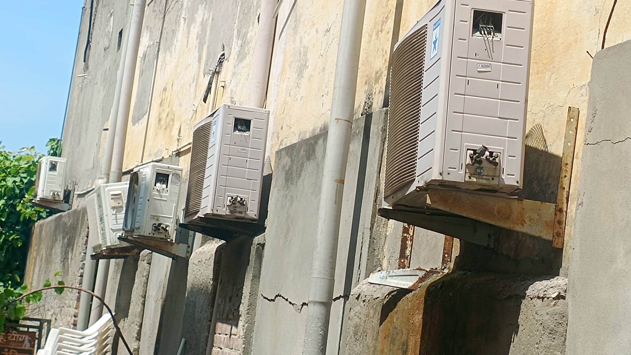 फोटो-59: बहादुरगढ़ के पीएनबी की शाखा के बाहर लगी एसी की आउटपुट यूनिट से चोरी किए गए कॉपर वायर। स