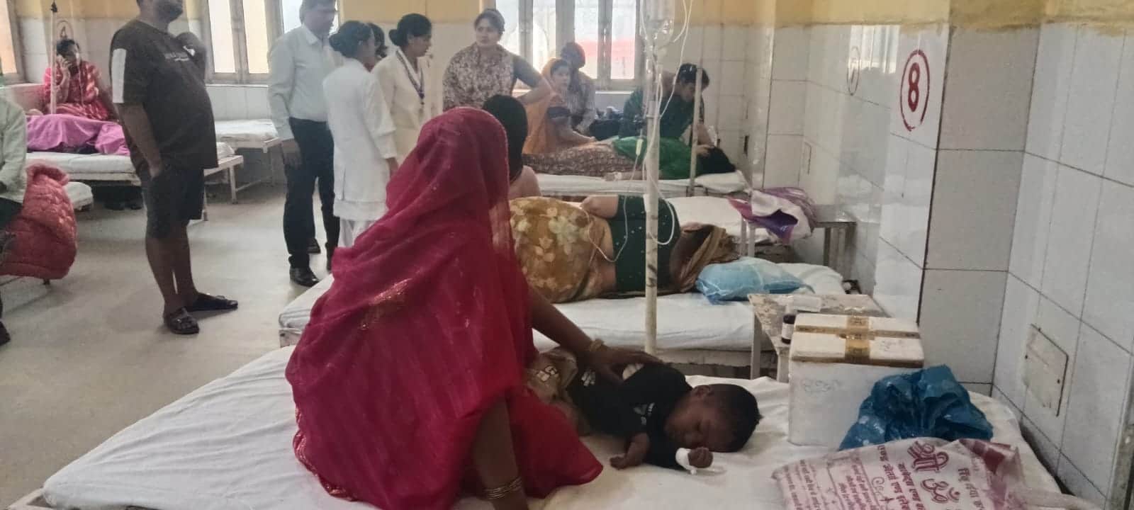 फोटो 6 जिला अस्पताल में भर्ती मरीज। संवाद