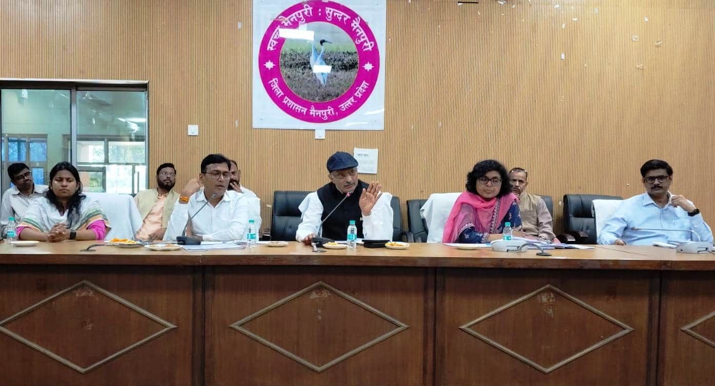 फोटो 6 विशेष प्रगाढ़ पुनरीक्षण की समीक्षा करते आयुक्त आगरा मंडल। संवाद