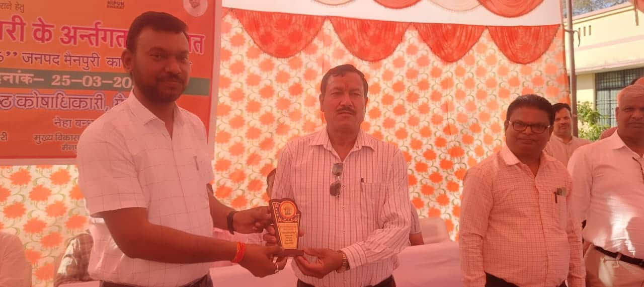 फोटो 9 बीएसए कार्यालय में बेहतर कार्य करने वाले डॉ. अनुराग मिश्रा को सम्मानित करते डीसी। संवाद