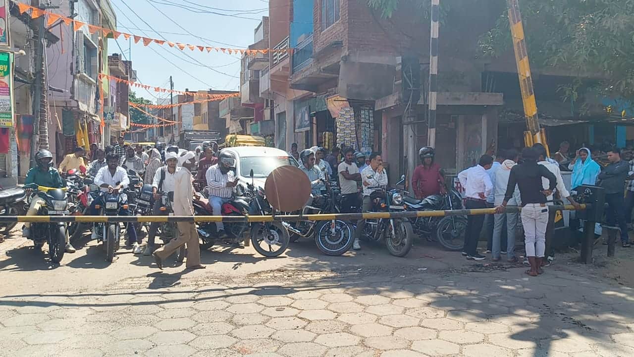 फोटो-9-बंद हुए फाटक से लगा जाम।संवाद