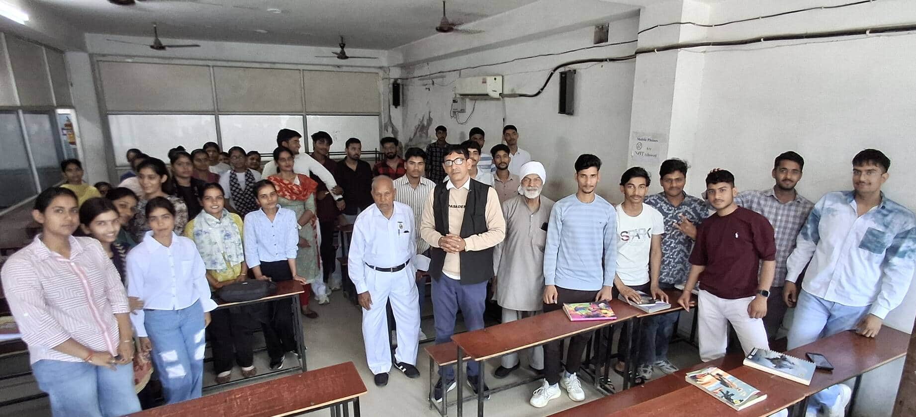 फोटो : मेगा जनसंपर्क अभियान के तहत युवाओं से बातचीत करते मंच के सदस्य।स्रोत: संस्था