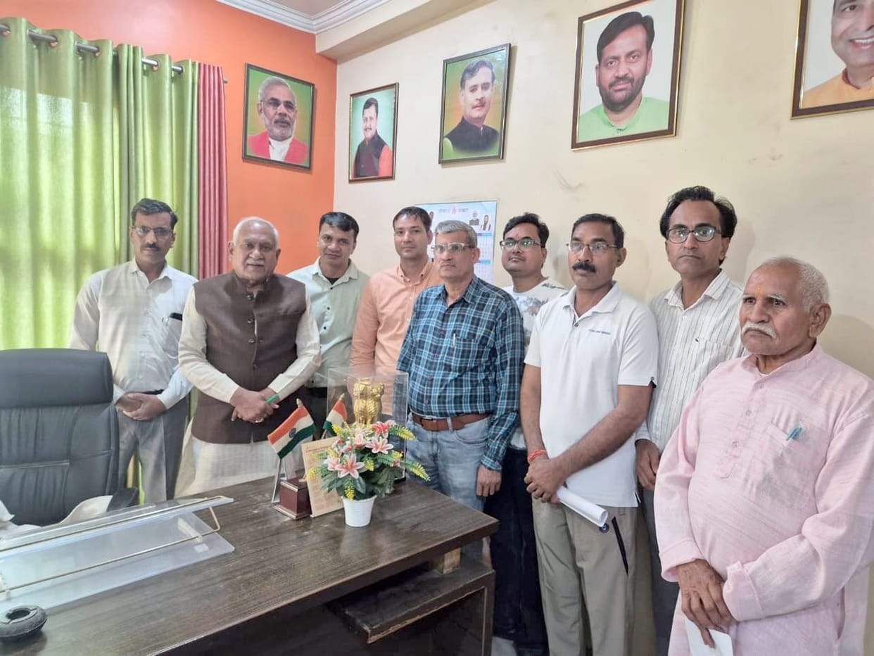 Traders met the MLA regarding the problem of waterlogging and sewerage in Park Road street.