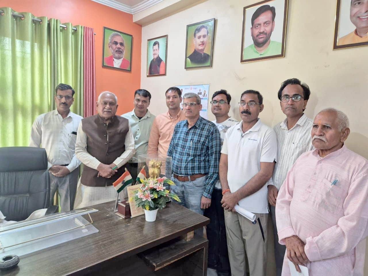 फोटो नंबर-13सीवरेज व जलभराव की समस्या को लेकर विधायक ओमप्रकाश यादव से मिलते व्यापारी। संवाद