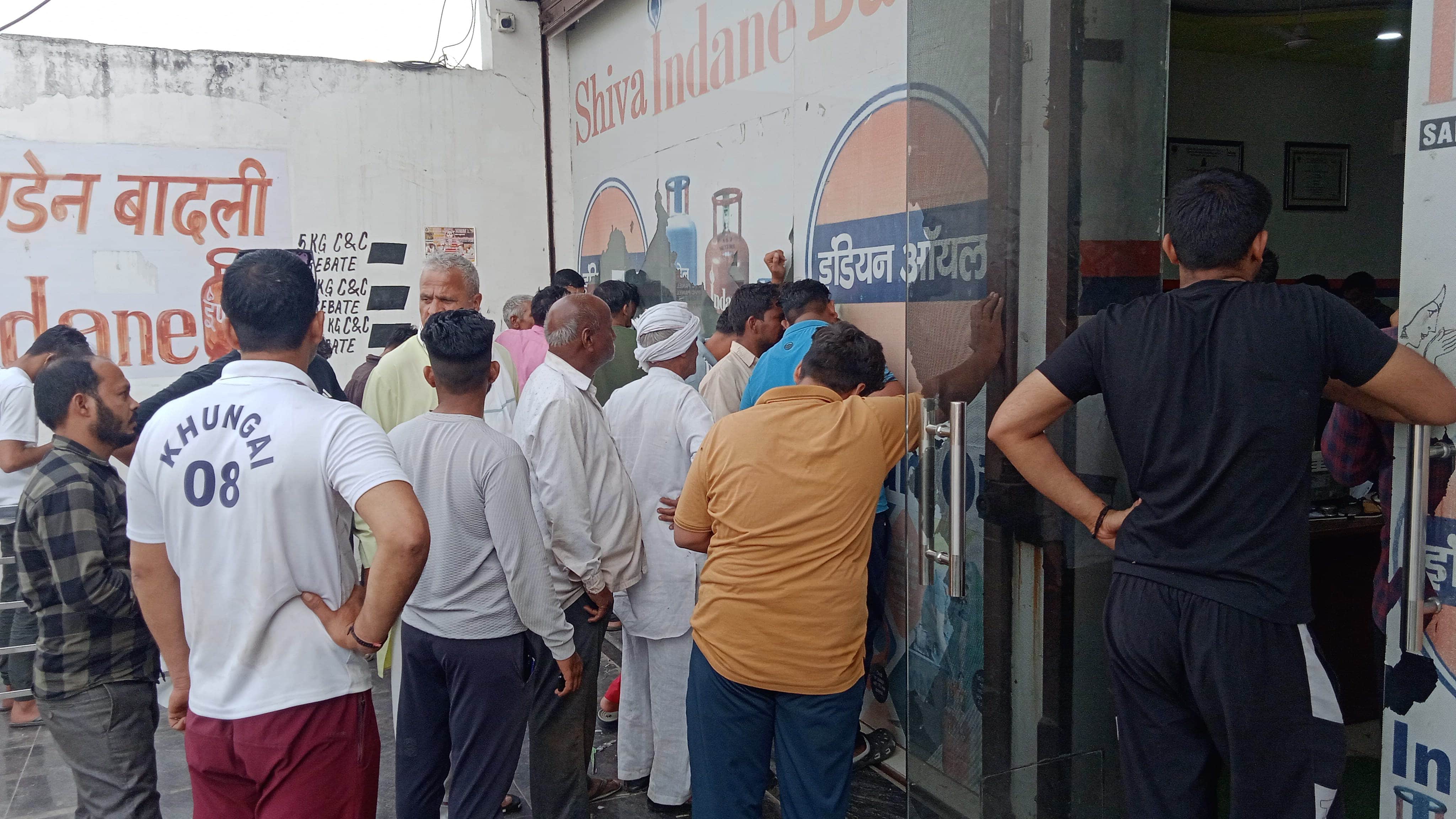 फोटो नंबर 71: गैस एजेंसी के बाहर केवाईसी के लिए लगी लाइन। संवाद