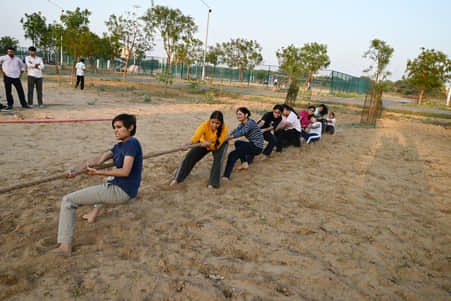 फोटो संख्या:56- हकेंवि में आयोजित रस्साकशी प्रतियोगिता में हिस्सा लेती छात्राएं--स्रोत- हकेंवि