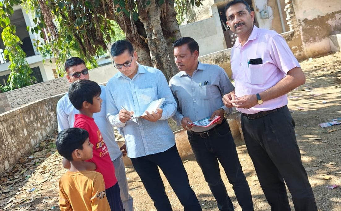 The teams went door to door to motivate children to go to school.