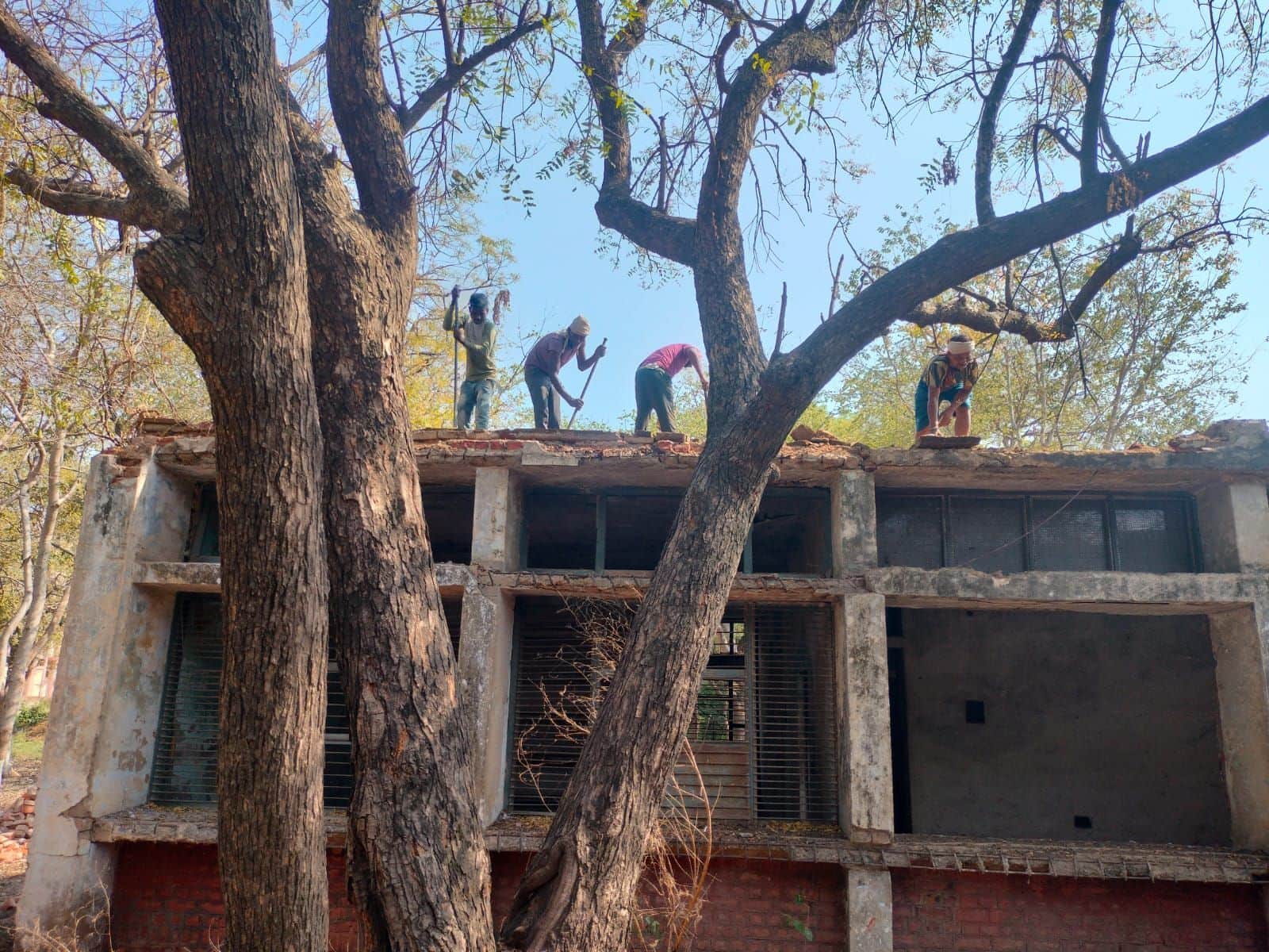 फोटो संख्या:65- राजकीय औद्योगिक प्रशिक्षण संस्थान में जर्जर पुराना वर्कशॉप तोड़ते मजदूर--संवाद