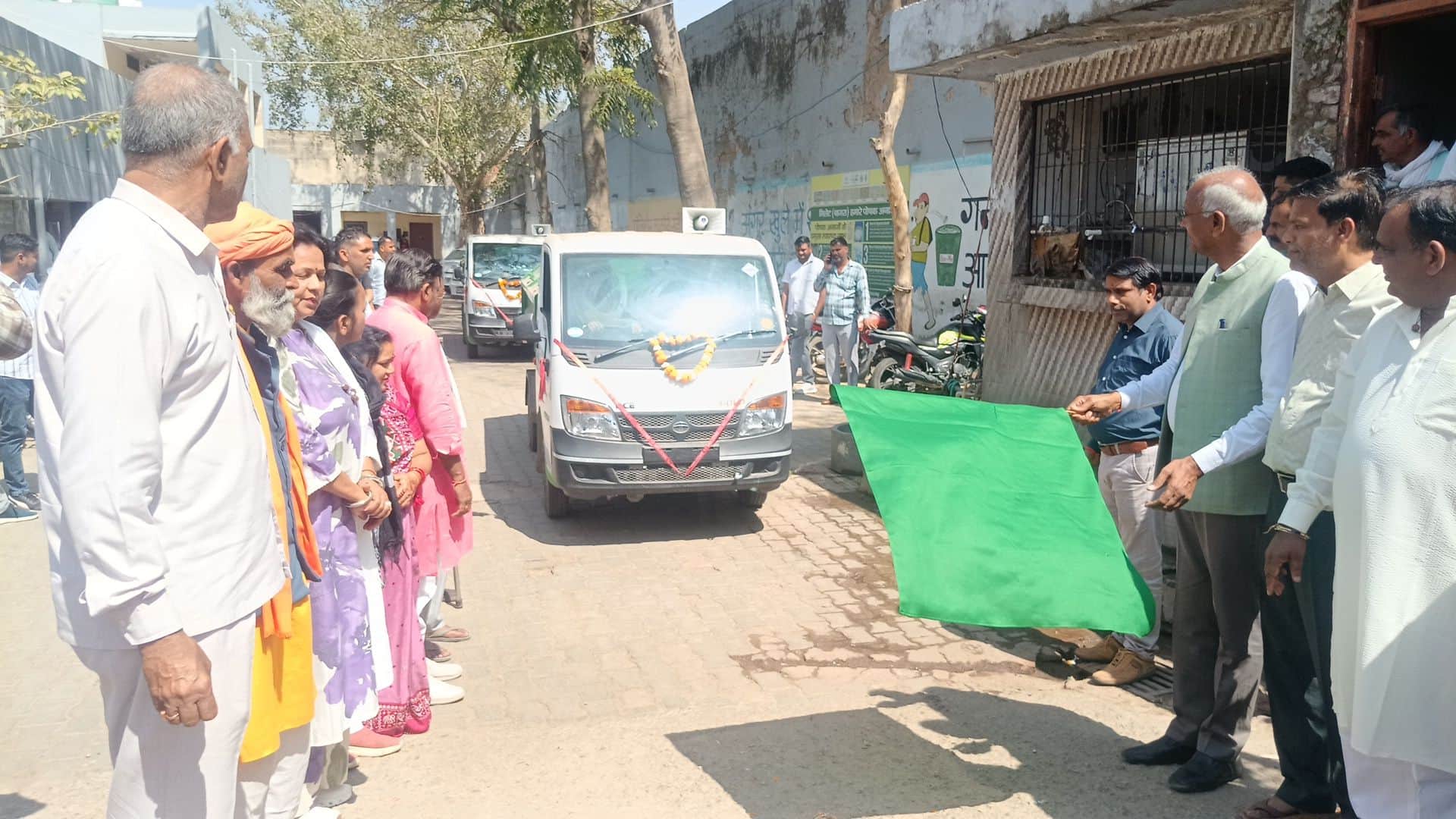 फोटो संख्या:66- नगर पालिका कार्यालय में डोर-टू-डोर कूड़ा  कलेक्शन  वाहनों को हरी झंडी  दिखाकर र