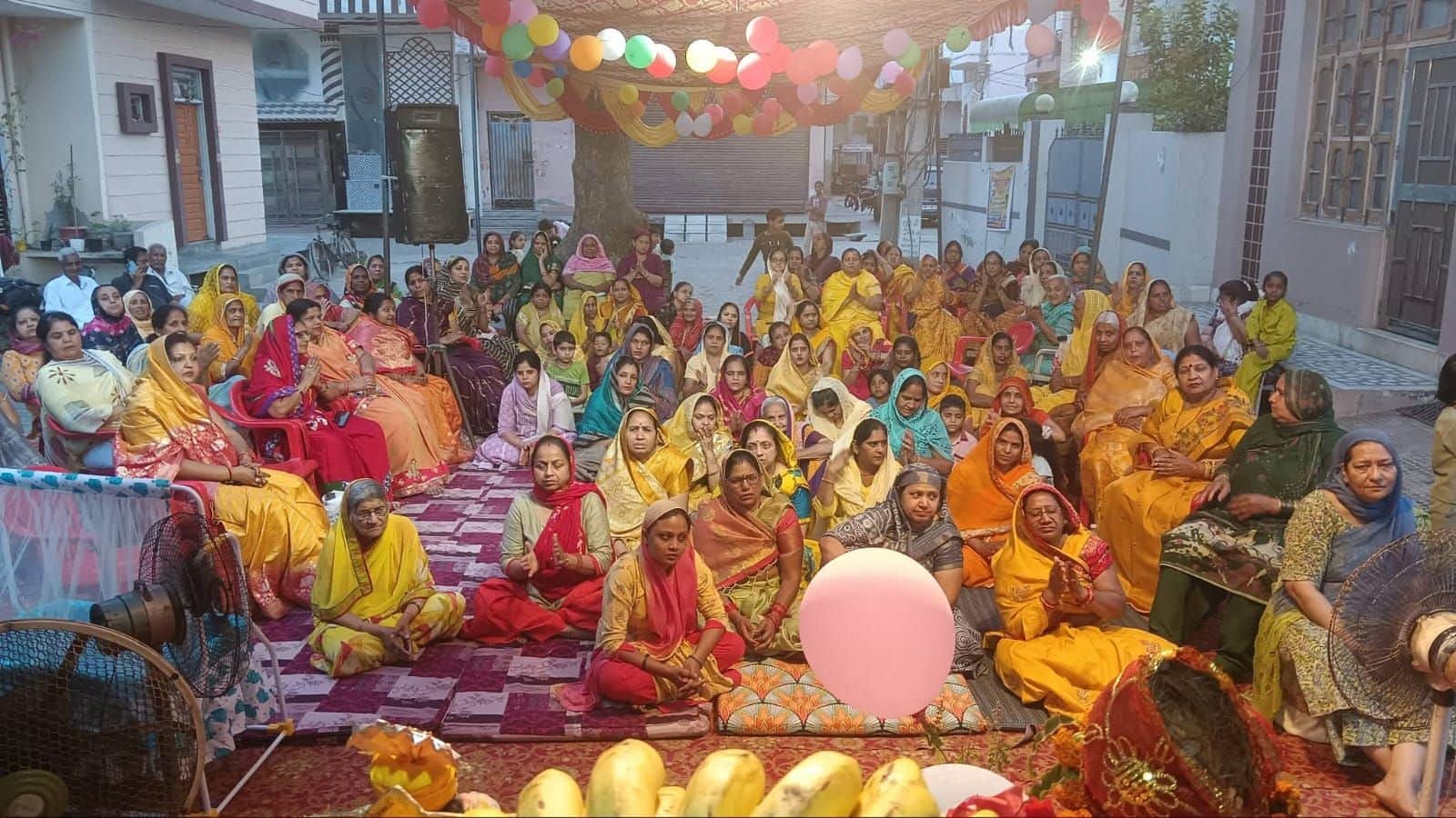 फोटो संख्या:67- कनीना अनाज मंडी में श्रीराम कथा के दौरान प्रवचन सुनती महिलाएं--स्रोत- आयोजक