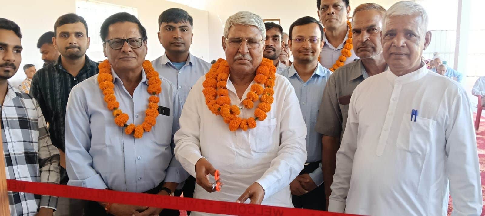 फोटो संख्या:72- गांव बेवल में निशुल्क नेत्र जांच शिविर का रिबन  काटकर शुभारंभ करते समाजसेवी ठा