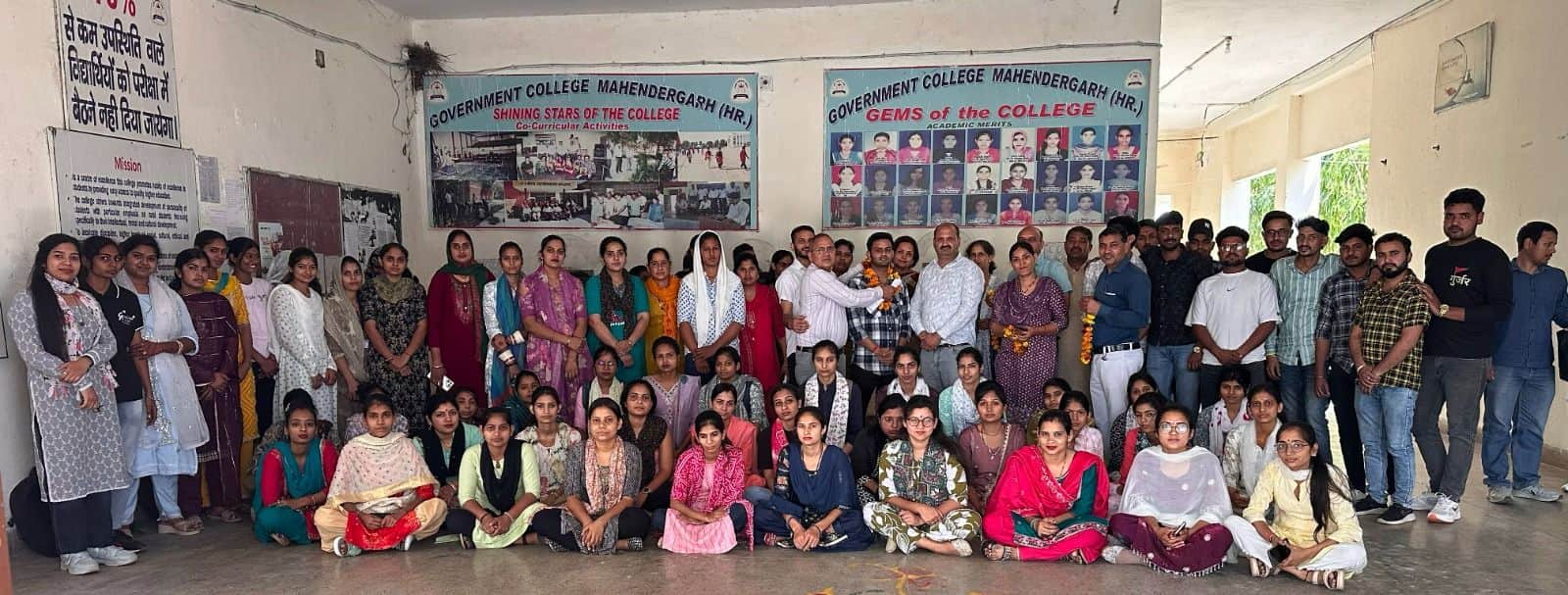 फोटो संख्या:75- राजकीय महाविद्यालय महेंद्रगढ़ में छात्र को सम्मानित करते स्टाफ सदस्य--स्रोत- मह
