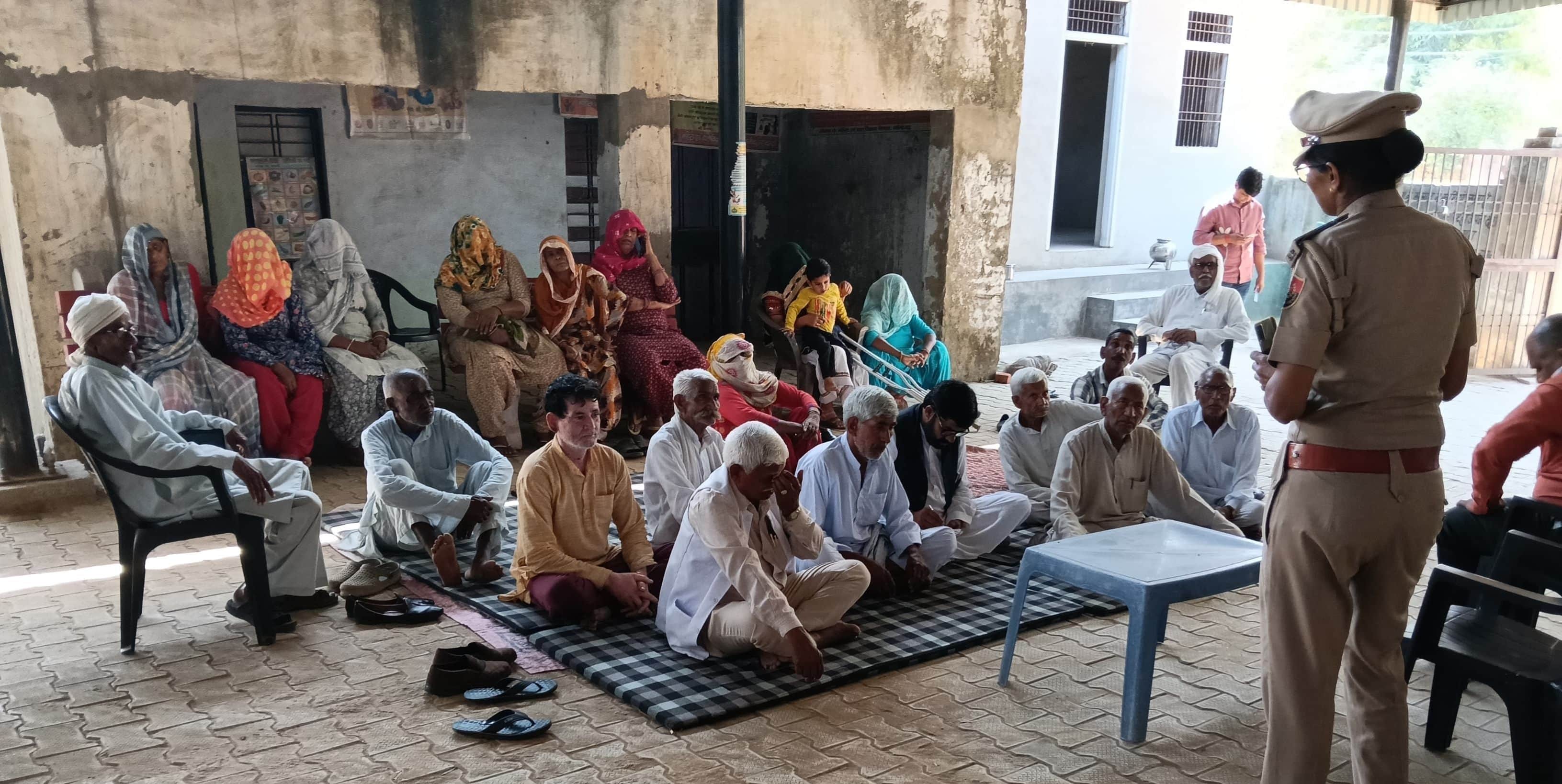 फोटो संख्या:76-गांव मुंडिया खेड़ा में ग्रामीणों को नशा के प्रति  जागरूक करती निरीक्षक शारदा देव