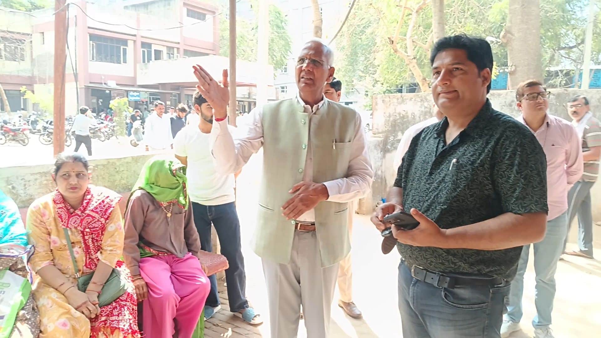 फोटो संख्या:76- नागरिक अस्पताल महेंद्रगढ़ में एक्सरे कक्ष के बाहरपंखा लगवाने व टीनशैड लगवाने के