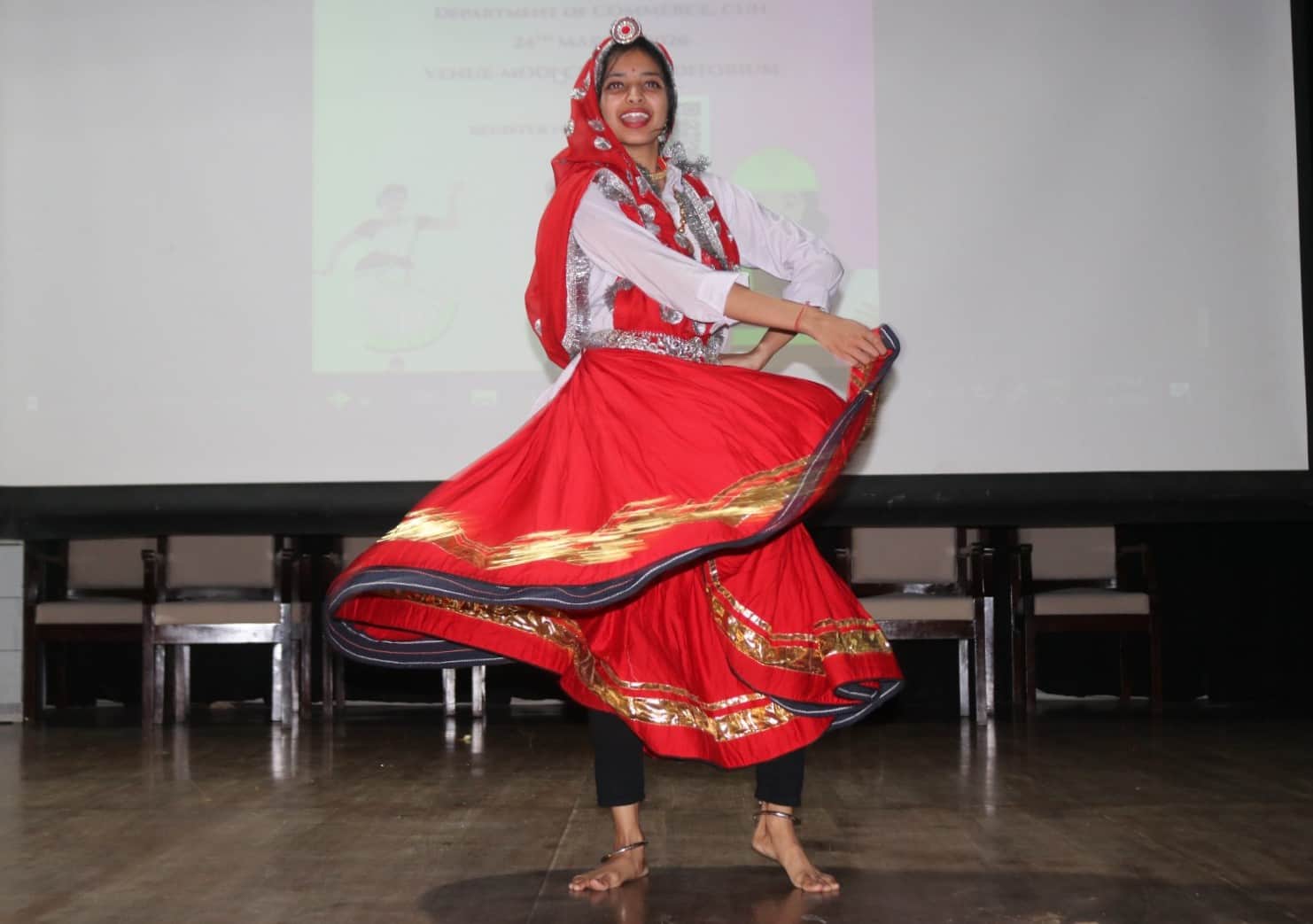 फोटो संख्या:78- दो दिवसीय कॉमफिएस्टा के समापन सत्र में प्रस्तुति देती छात्रा--स्रोत- हकेंवि