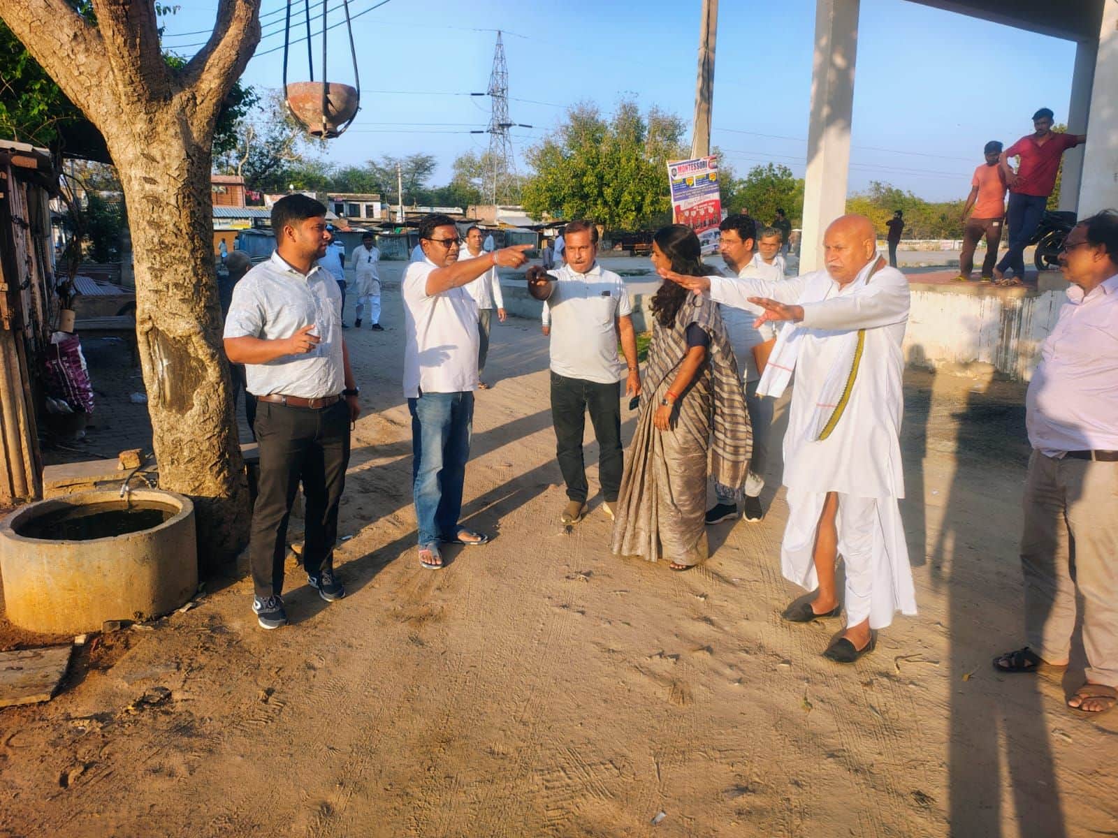 फोटो संख्या:79- सतनाली अनाज मंडी का निरीक्षण करती एसडीएम कनिका गोयल--स्रोत- एपीआरओ