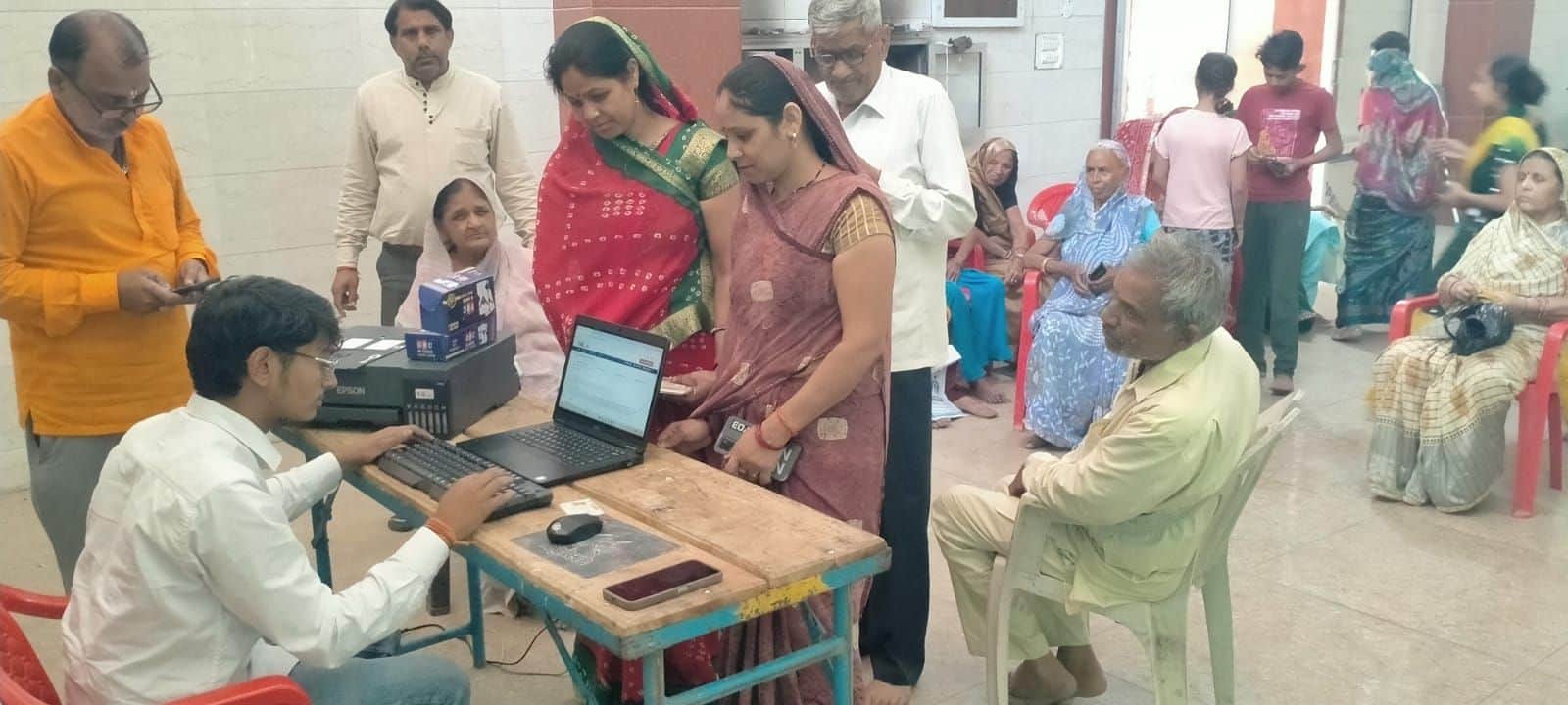 फोटो संख्या:81- ढ़ाणी मोहल्ला स्थित ठाकुर जी मंदिर में लोगों के आभा कार्ड बनाते स्वास्थ्य विभा